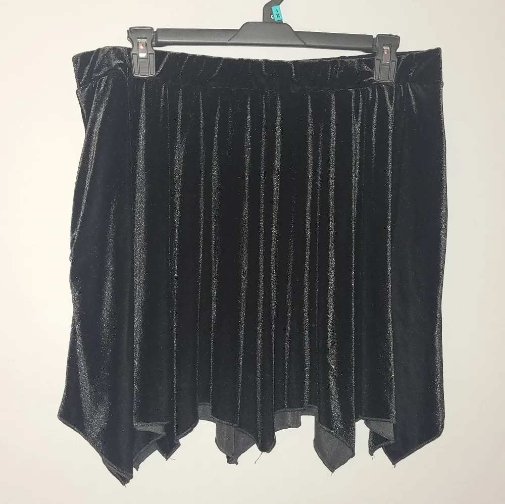 HOT TOPIC Batwing Hem Black Velvet Skirt - Picture 10 of 11